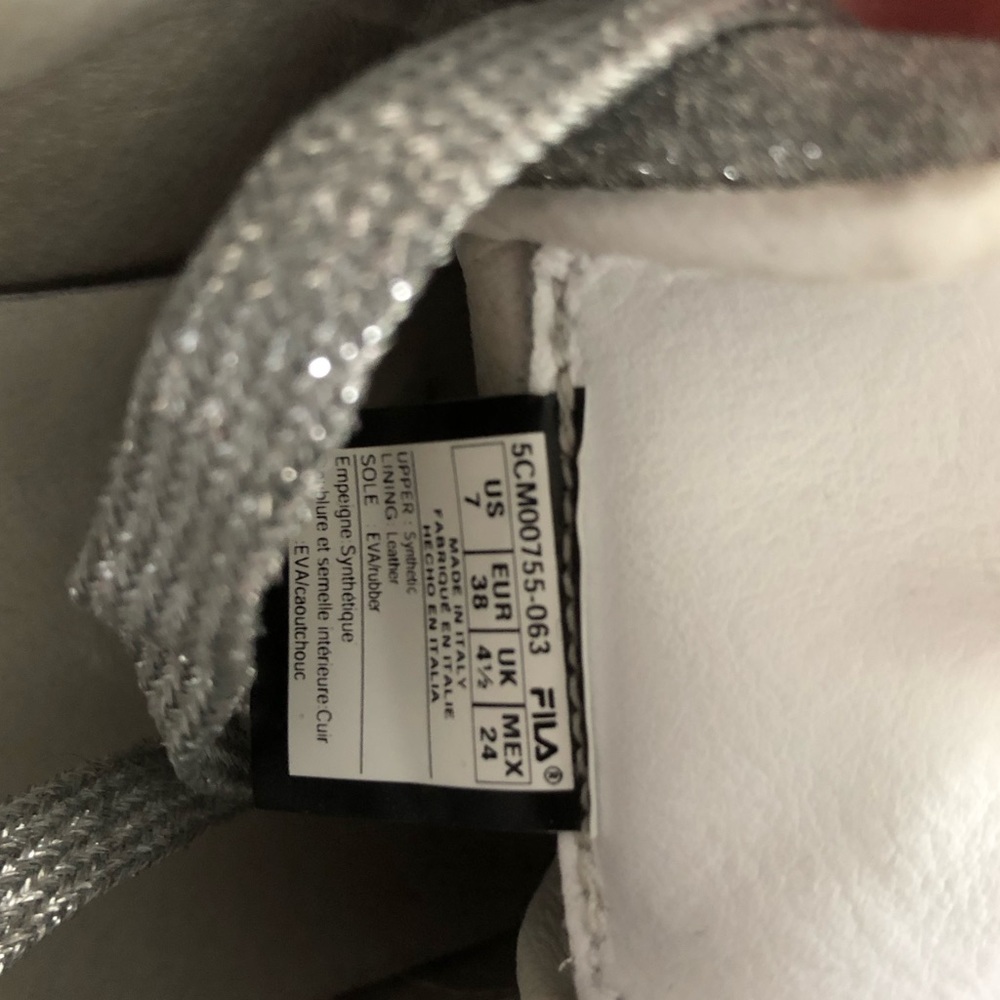 🇮🇹 FILA leather Sneakers. Metallic Silver. Size 7. Worn a few times.👟 - Picture 5 of 6